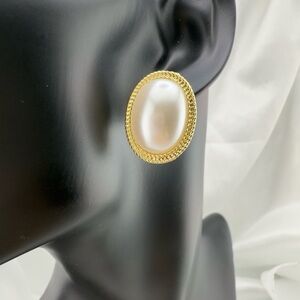 Anthropologie Luxury Vintage Pearl Stud Earrings – Gold Textured Oval Design